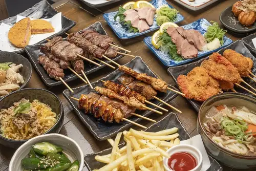 味わい豊かな名物料理やお酒が進む逸品を多数ご用意!