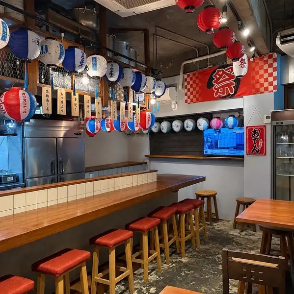 どこか懐かしいレトロな雰囲気が漂う店内は若い世代にとって新鮮な魅力に満ちあふれています。大衆酒場ならではの活気と親しみやすさが広がり誰もが気軽に心地よい時間を楽しめる空間です。昭和の温もりを感じさせる風情の中で美味しいお酒とお料理を味わいながら賑やかで思い出に残るひとときをお過ごしください!