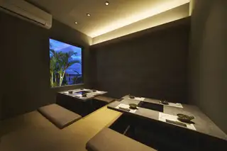 掘りごたつ席は、お酒をゆっくり楽しみたい夜にもおすすめ。沖縄の地酒や泡盛を傾けながら、大人な沖縄の夜を満喫してください♪