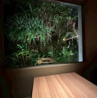 当店では、4～7名様、6～8名様の2つの個室を完備。周囲を気にせず、ゆったりとした空間でお食事や会話を楽しみながら、特別なひとときをお過ごしください。