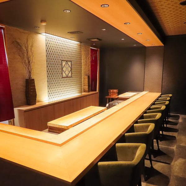 江戸前鮨の店は、職人の手仕事が光る場所です。落ち着いた和の雰囲気が漂う店内では、カウンター越しに職人の巧みな技を間近で見ることができ、食事を楽しむことができます。新鮮な素材を使った鮨は、見た目にも美しく、味わい深い一品ばかり。職人の情熱と技術が詰まった鮨を堪能しながら、心豊かなひとときを過ごせます。