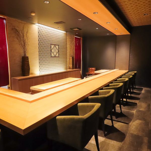江戸前鮨を堪能できる当店では、全国各地の厳選素材が贅沢に使用されています。洗練された大人の和の空間が広がり、心地よい雰囲気の中で特別なひとときを過ごせます。新鮮な魚介類や、職人の丁寧な仕事が織りなす美味しさを、ぜひご堪能ください。上質な大人の和空間で、特別な鮨の世界に浸ってみてはいかがでしょうか。