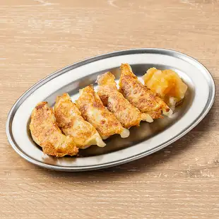 煎饺配磨碎的白萝卜和柚子醋