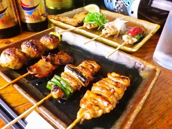 毎日1本1本丁寧に仕込む新鮮な鶏串は炭火で焼いて提供される。
