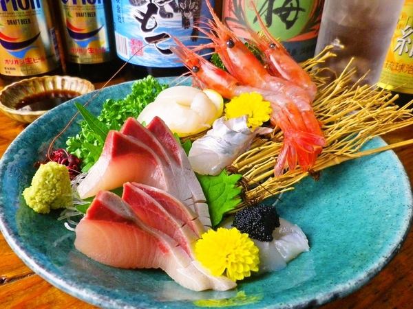 毎日仕入れる新鮮な魚介類。旬のお造りを味わうことができる。