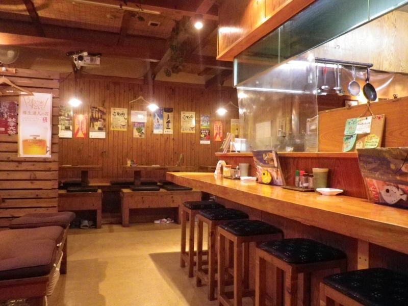 ぬくもり溢れる店内で沖縄料理や新鮮なお造り、契約農家のお米と地元新鮮野菜を使用した創作料理の数々が楽しめる。