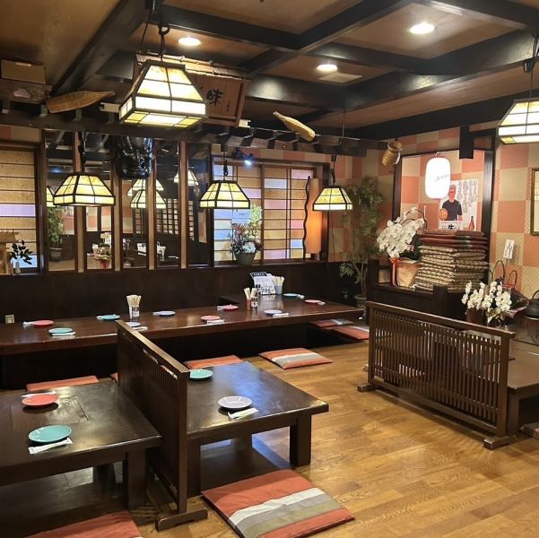 【大規模宴会にも♪】開放的な店内はテーブル席を中心にゆったりとお過ごし頂けます。気の置けないご友人同士や女子会、大人数のご宴会など、幅広いご予約お待ちしております!!フロア貸し切りや20名以上の宴会など幅広くご対応いたします!!