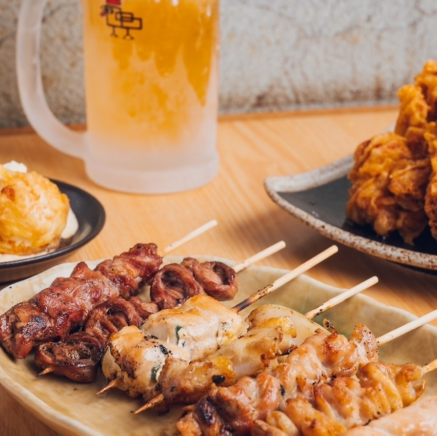 下班后小酌一杯的完美选择！来份大山鸡肉串配啤酒，干杯！