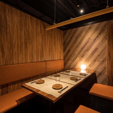 ダウンライトの照明が2人の距離をぐっと近づけます★肩の力が自然と抜けるような心地よさが当店の魅力の1つ♪デートや女子会、各種宴会にも大歓迎★