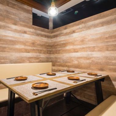 【2~50名様】ご案内可能なテーブル席もご用意ございます!各種ご宴会使いは勿論、お仕事終わりや普段使い、デートに女子会等幅広いシーンでお使いいただけます◎