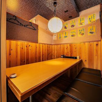 【2名様からOK◆大小様々個室空間ご用意有り◆】モダンテイストのオシャレなプライベート個室をご用意◎最小2名様よりご利用可★周囲を気にせず落ち着きながらお食事ができる空間になっております!仲間内のお気軽飲み会や、忘新年会、デート、サプライズにもどうぞ★