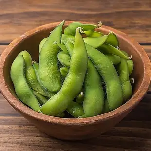 Salt-boiled green soybeans