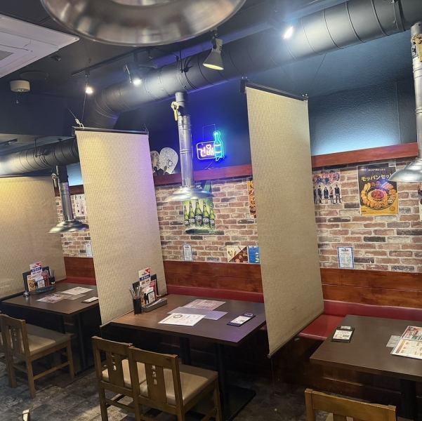 【韓国のような雰囲気を味わえる♪】当店は、テーブル席やソファー席をご用意しており、友人や家族、恋人とのお食事利用にぴったり◎韓国の居酒屋さながらの雰囲気を味わえ、本場韓国に来たような気分を楽しんでいただけます。