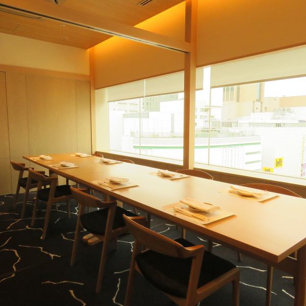 【個室席】大人数様用のお席もご用意しております。団体でのご利用をご希望のお客様、少人数でもお席を広々とお使いになられたいお客様など、ご要望に応じて準備させて頂きます。