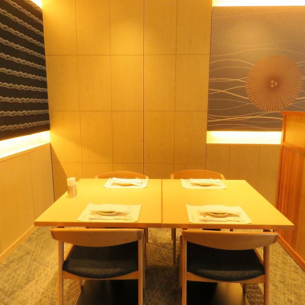 【テーブル席】特別な空間をご用意しております。美味しい活海老料理と、綺麗な店内で落ち着いたお食事を。
