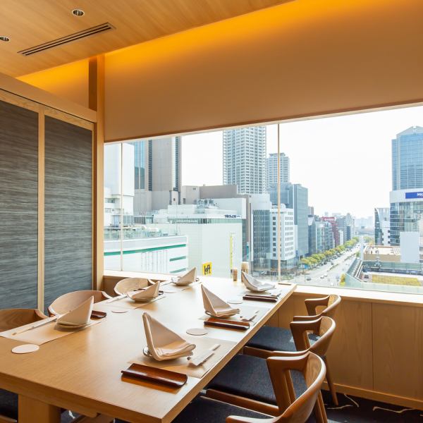 【包廂座位】我們還設有適合人數的私人空間。我們可以舉辦各種場合,包括會議、週年紀念、約會和家庭聚會。因為是新店,所以可以感受到這裡的氣氛。