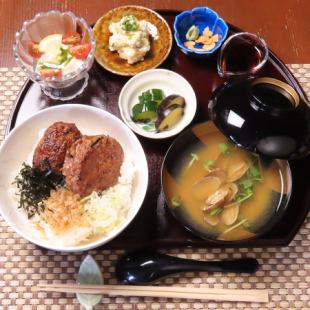 【1日10組限定ランチメニュー!】コスパ抜群のハンバーグ定食1,380円(税込)