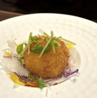 自家製カニクリームコロッケ レモンの香りを添えて