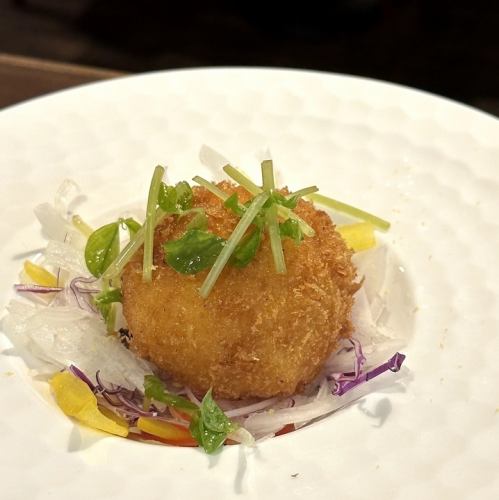 自家製カニクリームコロッケ レモンの香りを添えて