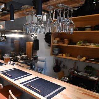 お客様とのコミュニケーションを大切にしながら、心を込めた料理を提供する私たちのカウンター席で、特別なディナーを満喫していただければと思います。