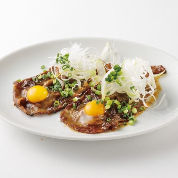Once you order it, you'll be addicted!? ``Large Beef Tongue Grilled with Green Onion Miso (1 slice)'' that gives you a realistic feeling of being grilled right in front of your eyes.