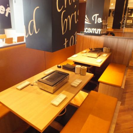 [Nikuya no Daikki Ueno] Table seats that can accommodate up to 4 people.Ueno's cospa All-you-can-eat popular grilled meat with good popularity makes your various banquets even more enjoyable.