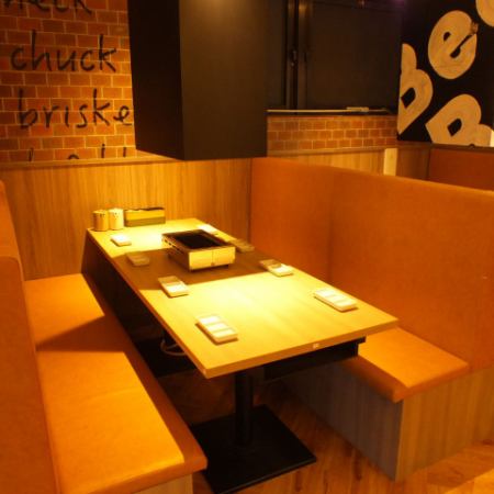 [Beat shop kitchen Ueno store] 8人桌位。您可以随心所欲地尽情享用，因为它是一张宽敞的桌子，不会让您感到狭窄。