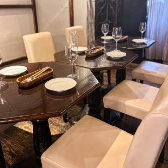 餐桌座位被溫暖的木頭包裹著。它不僅可以用於約會和周年紀念日，還可以用於小型聚會。
