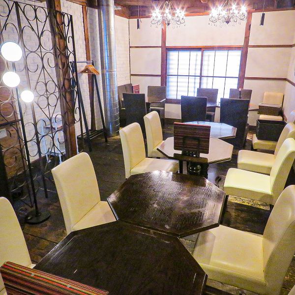 2名様～ご案内可能の2階テーブル席♪店内リニューアルで木のぬくもりを感じられる落ち着いた雰囲気になりました。薪火で焼いた極上のお肉やワインに合うおつまみの数々をお作りしてお客様をお待ちしております。2名様でデートに使うも良し、テーブルをつなげて少人数宴会にも対応できます♪