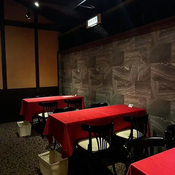 【落ち着いた完全個室は記念日に◎】古民家を改装した当店のの2階席は、木のぬくもりを感じる大人の隠れ家個室空間。街の喧騒を離れ、周囲を気にせず過ごせるプライベートな空間は、デートや大切な方との記念日、特別な会合に最適。落ち着いた雰囲気の中で、当店自慢の薪火ステーキやワインを心ゆくまでご堪能ください。