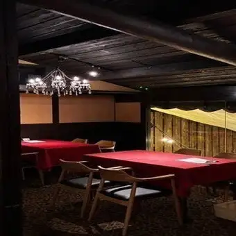 【二楼餐桌座位】二楼餐桌座位区是一个精致的隐蔽空间，历史悠久的横梁和立柱营造出的庄严氛围与现代设计完美融合。该楼层远离一楼的喧嚣，散发着精致的私密感，营造出庄重典雅的氛围，非常适合举办特别的周年纪念晚宴或与重要宾客的正式聚会。