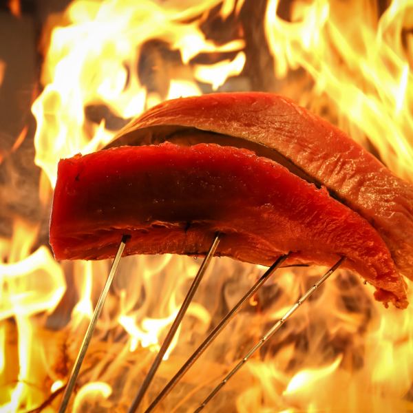 【イチオシ!!厚切り鰹 中】様々な素材で種類豊富な藁焼き料理をご提供いたします！