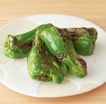 "Grilled green pepper topped with chirimen pepper"