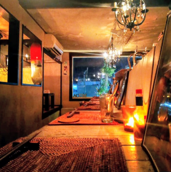 2Fはカウンター席。優しいキャンドルの光に包まれながら、ゆったりとした時間をお楽しみいただけます。