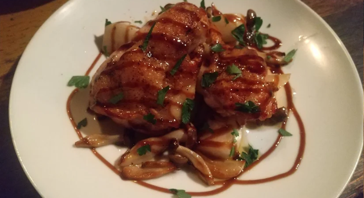 パリッとジューシーな鶏もも肉のグリル。