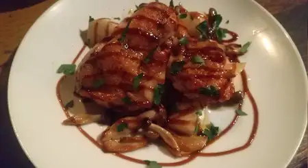パリッとジューシーな鶏もも肉のグリル。