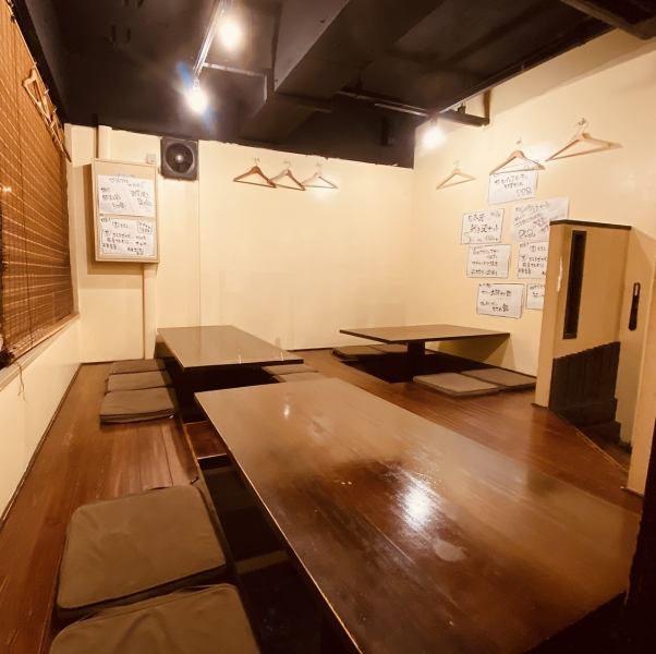A small tatami room where you can sit comfortably.Private room reserved for 12 people or more.It's a horigotatsu type, so it's the best comfort.Perfect for banquets ◎