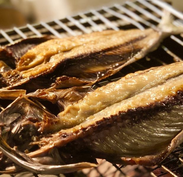 天然の一夜干しなど直送の魚を炉端で焼き上げます。