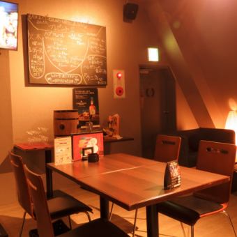 At the spacious table seats, you can enjoy conversations with friends as well as with other customers.You can also enjoy darts with alcohol in one hand ♪