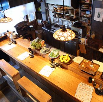 落ち着いた雰囲気が自慢の店内は、デート利用やお一人様でのご利用の方も多く、カウンター席も人気です。カウンター越しに見えるスタッフとの会話も醍醐味♪地酒がずらりと並んだ大人心くすぐるカウンターは、ライブ感溢れる調理風景も楽しめるお席です!絶妙なタイミングでお食事やお飲物をご提供させていただきます!