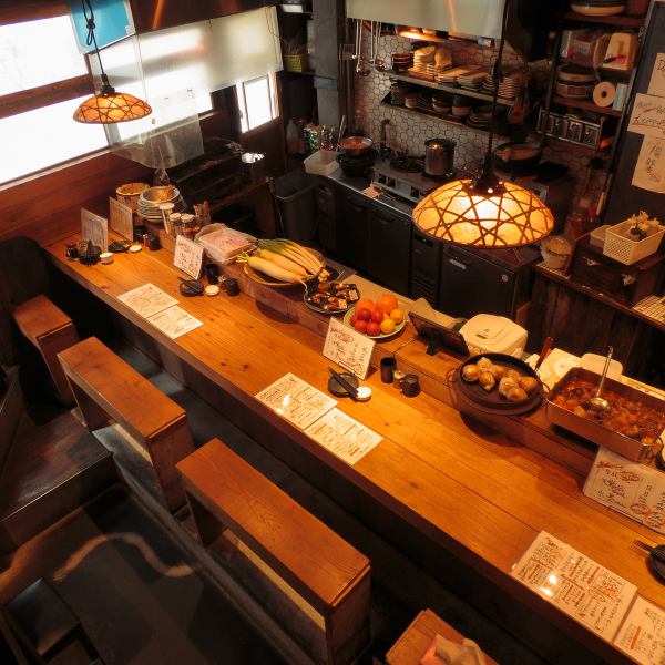 お一人様はもちろん、隣り合ってお食事をしたいカップルやご夫婦などデートにもおすすめ!素材からこだわり心地よい感覚を与えてくれるウッド調を使用。日常を忘れて楽しめる♪夢のような空間でお客様はワクワクとした気持ちで一杯一杯を楽しむことができます。特別なひとときを過ごし、思い出に残る夜を楽しみましょう!