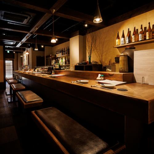 <p>落ち着いた雰囲気の店内には、カウンター席をご用意しております。カウンター席では、料理の香りとともに目の前で調理が行われる様子をお楽しみいただきながら、美味しい料理とお酒をご堪能いただけます。お一人様、少人数様におすすめです。カウンター席ならではの臨場感とともに、特別な時間をお過ごしくださいませ。</p>