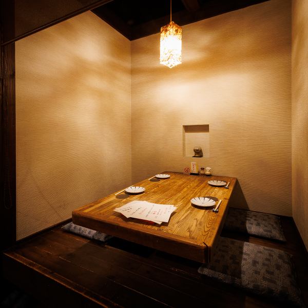 テーブル席は全て半個室のお席です。最大15名様までご一緒にお座りいただけ、くつろぎとリラックスを提供いたします。落ち着いた雰囲気の半個室席なら、プライベートな空間で特別なひとときを過ごすことができます。美味しいお酒とこだわりの料理メニューも魅力です。半個室席での特別なひとときをお楽しみください。