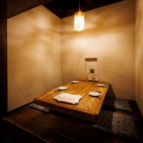 <p>テーブル席は全て半個室のお席です。最大15名様までご一緒にお座りいただけ、くつろぎとリラックスを提供いたします。落ち着いた雰囲気の半個室席なら、プライベートな空間で特別なひとときを過ごすことができます。美味しいお酒とこだわりの料理メニューも魅力です。半個室席での特別なひとときをお楽しみください。</p>