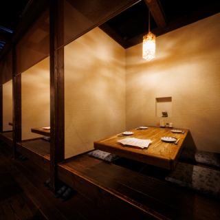 テーブル席は全て半個室のお席です。最大15名様までご一緒にお座りいただけ、くつろぎとリラックスを提供いたします。落ち着いた雰囲気の半個室席なら、プライベートな空間で特別なひとときを過ごすことができます。美味しい料理と自慢のドリンクメニューも魅力です。半個室席での特別なひとときをお楽しみください。