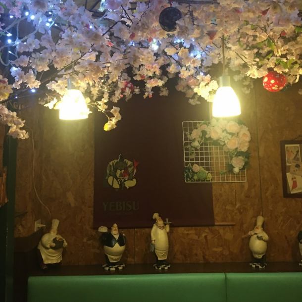 季節毎にお店の内装をチェンジ。季節感溢れる内装で、店内の空気感からも季節を感じられるようになっております。店主のおもてなしの心をお楽しみください。