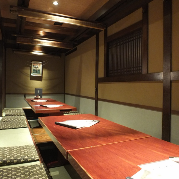 ランチや昼飲みもOK！お弁当のテイクアウトも販売中！人気のテーブル席は、仕切りがあるので周りが気になりません。仲間との会話がはずみます！江戸町を再現した店内はあたたかい色に包まれてほっこり♪素材を活かしながら調理する新鮮な海鮮やお肉！是非お食事をお愉しみください。おすすめのクラフトビールもございます◎