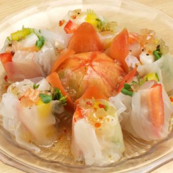 해물 월남 쌈과 과일 토마토