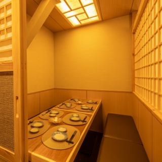 巣鴨駅より徒歩1分の抜群のロケーション♪間接照明の優しく照らす大人のための個室空間での女子会や合コンはいかがでしょうか？広々とした開放的な個室空間はプライベート感も抜群♪女性のために造られたデザイナーズ個室も完備しておりますのでご希望のお客様はお気軽にどうぞ♪赤羽での女子会に最適です◎