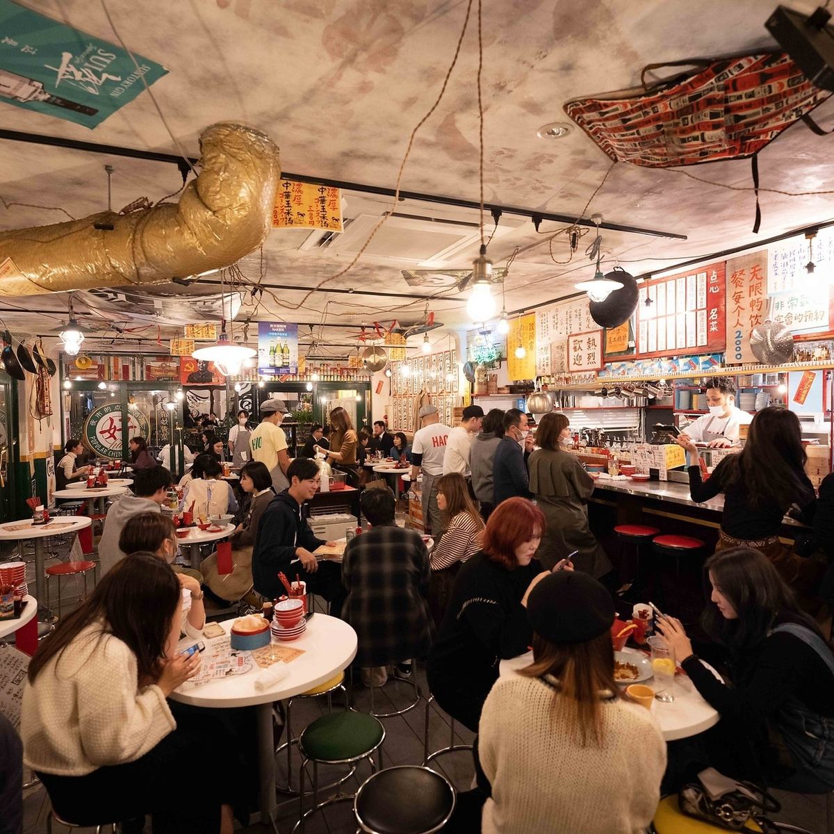 ＜異国情緒の溢れる店内＞台湾の夜市を感じさせる内装＆お料理。